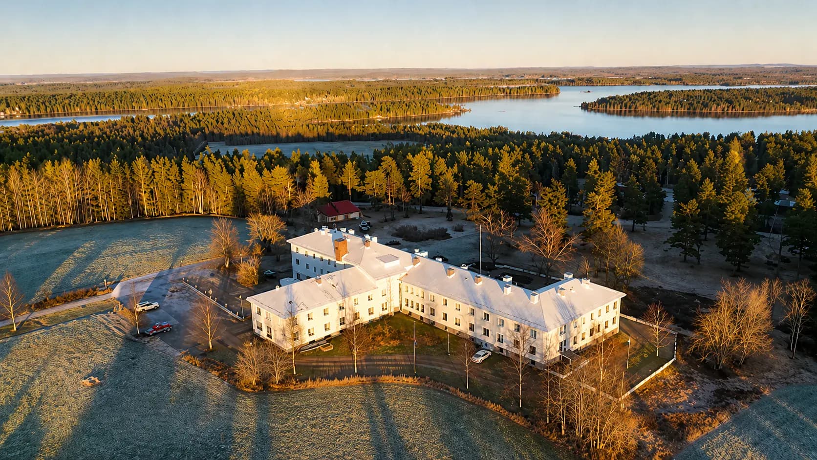 Ilmakuva Kurimon Majatalon pihapiiristä Kiannan järvimaisemassa