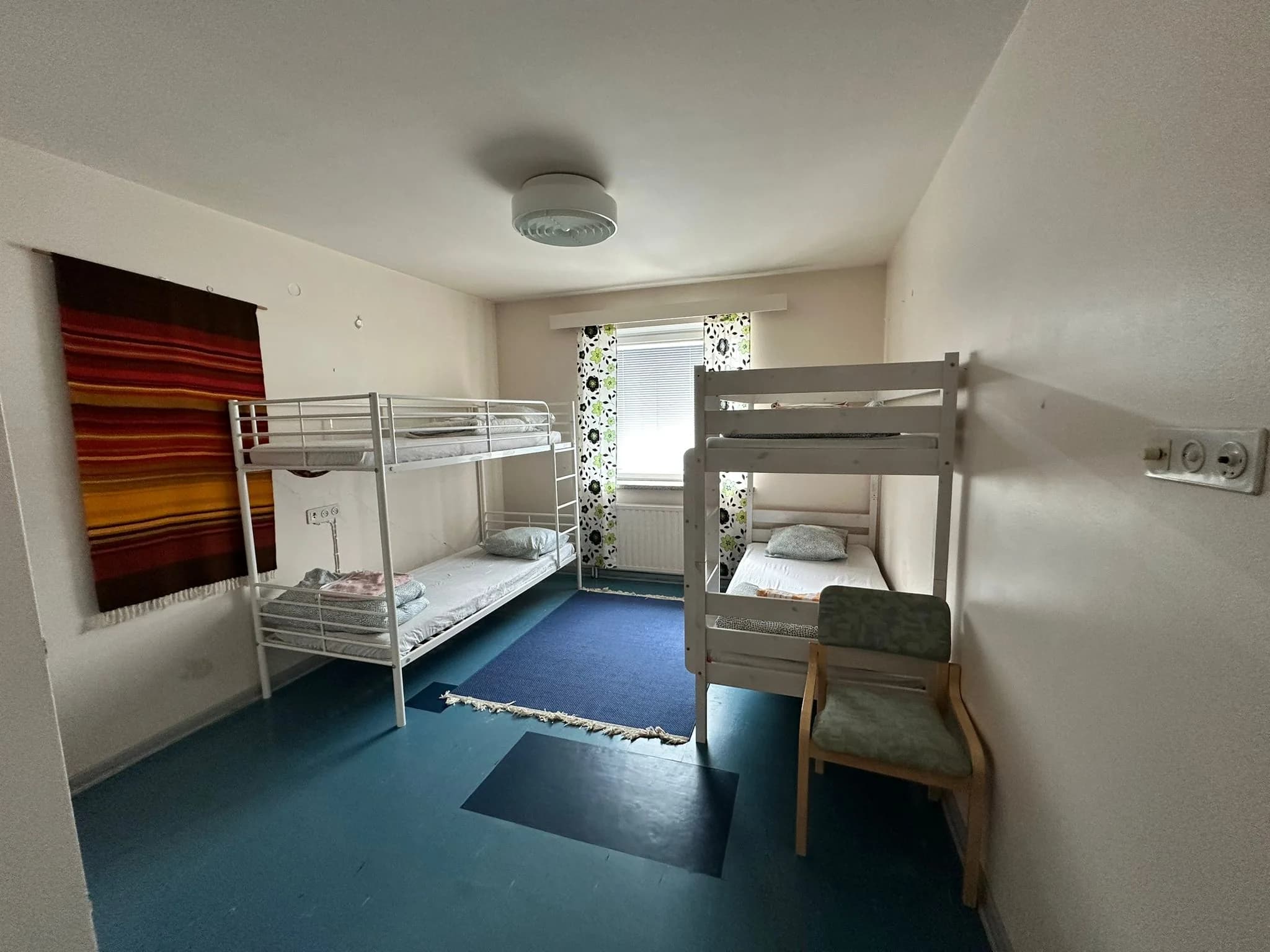 Neljän hengen huone — kaksi kerrossänkyä