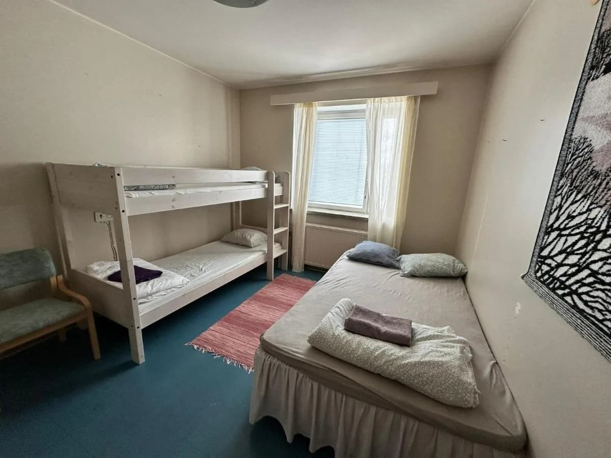 Perhehuone parivuoteella ja kahdella kerrossängyllä