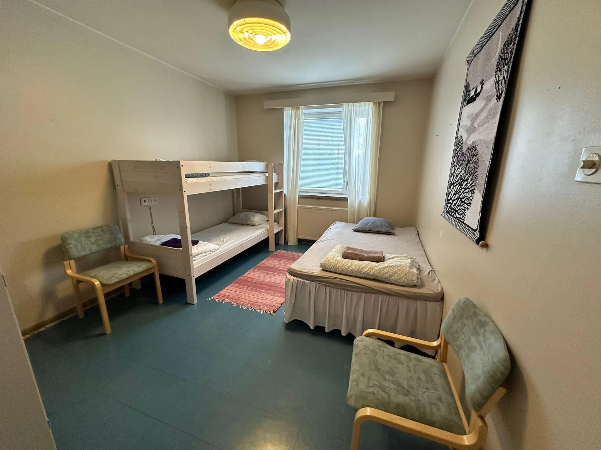 Kolmen hengen huone — erillinen vuode ja kerrossänky